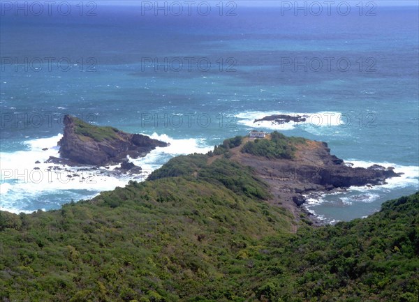 Vue du phare de la Caravelle vers Table du Diable et îlot Lapin