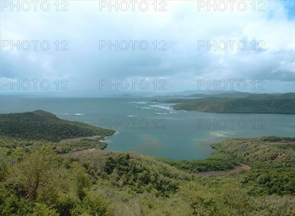 Vue du phare de la Caravelle vers la baie du Trésor