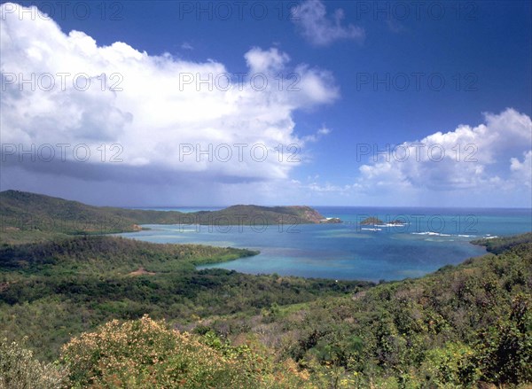 Vue de morne Pavillon vers la baie du Trésor et pointe Caracoli