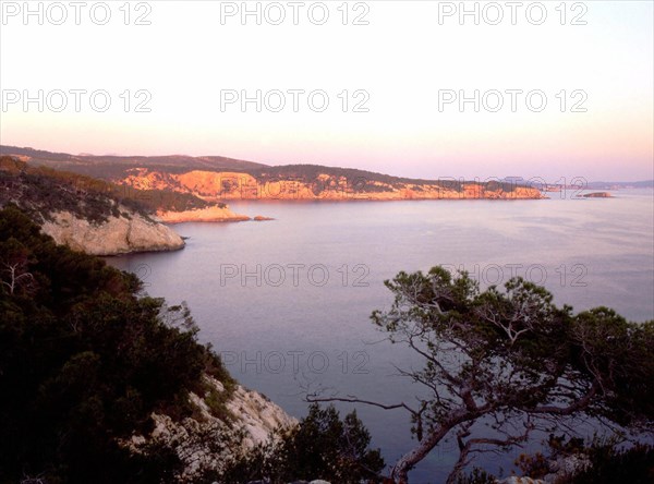 Pointe du Deffend. A l'arrière-plan, pointe des Engraviers et île Rousse