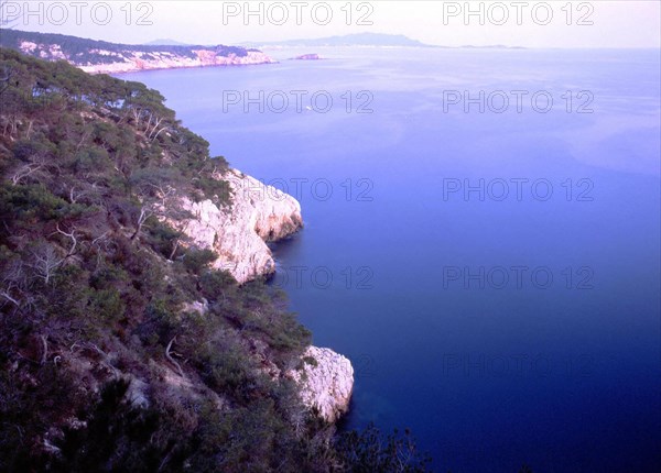 Pointe du Deffend. In the background, Pointe des Engraviers and Ile Rousse