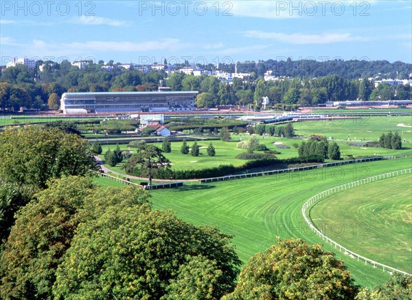 Vue de l'immeuble face au golf, rue du Camp Canadien, en direction de l'entrée du golf et de la tribune de l'hippodrome de Saint-Cloud