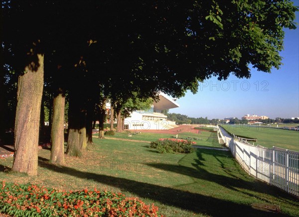 Vue de l'entrée de l'hippodrome de Saint-Cloud en direction de la tribune