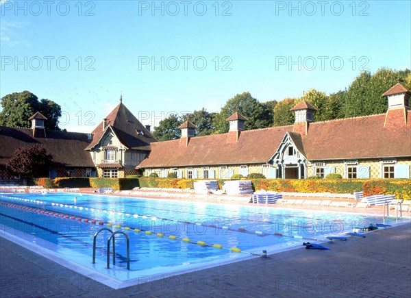 Vue sur l'angle ouest de la piscine et bâtiments du Country-Club