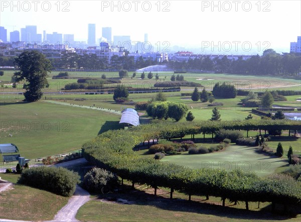 Vue de l'auvent de la tribune en direction de l'entrée du golf et la Défense