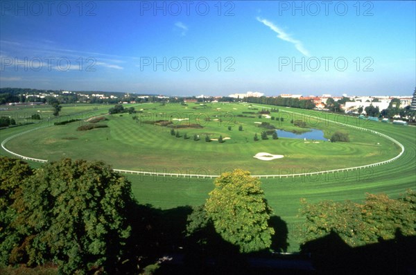 Vue de l'immeuble face au golf, rue du Camp Canadien, en direction de la piste et du golf