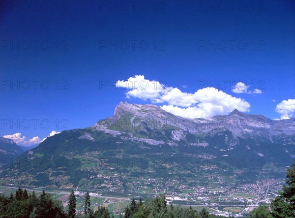 Vue de la route entre Cupelin et La Cry (près de Saint-Gervais), vue d'ensemble du site
