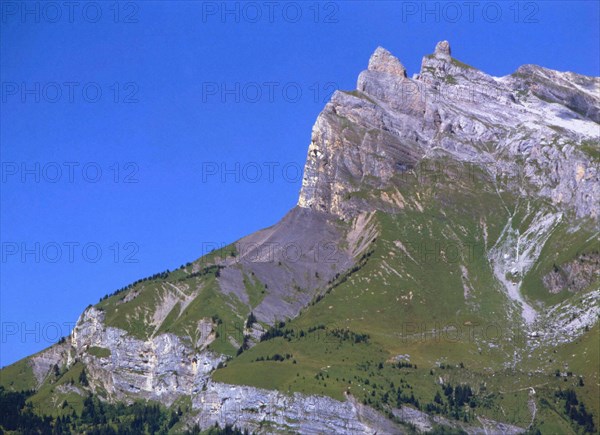 Vue de la route entre Cupelin et La Cry (près de Saint-Gervais), en direction des Aiguilles de Varan