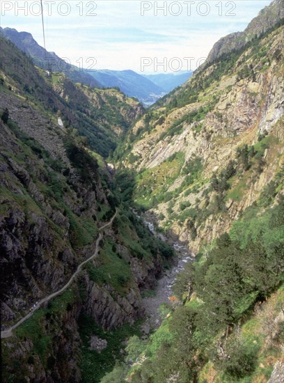 Vue du téléphérique privé en direction des gorges de Clarabide