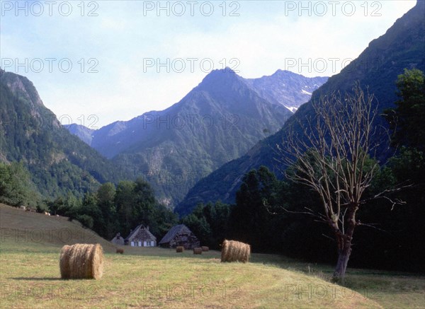 Vue du bord est de la D725, entre le pont des Chèvres et les chapelles, en direction de la crête d'Aubagnes