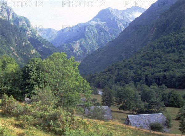 View from the eastern side of route D725, between the Pont des Chèvres and the chapels, towards the Aubagnes ridge