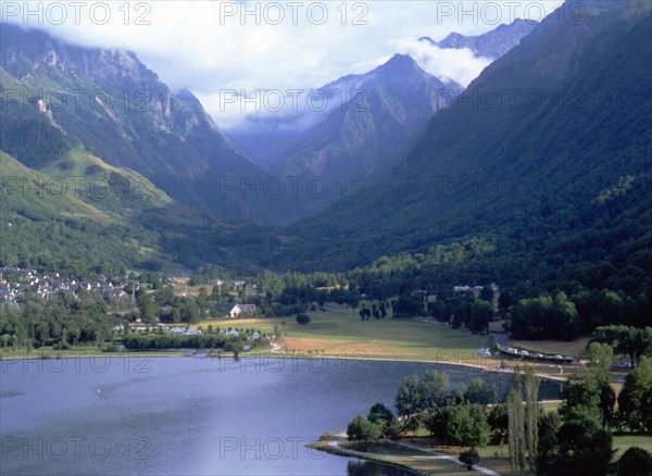 Vue du château de Génos en direction de la vallée du Louron, au sud