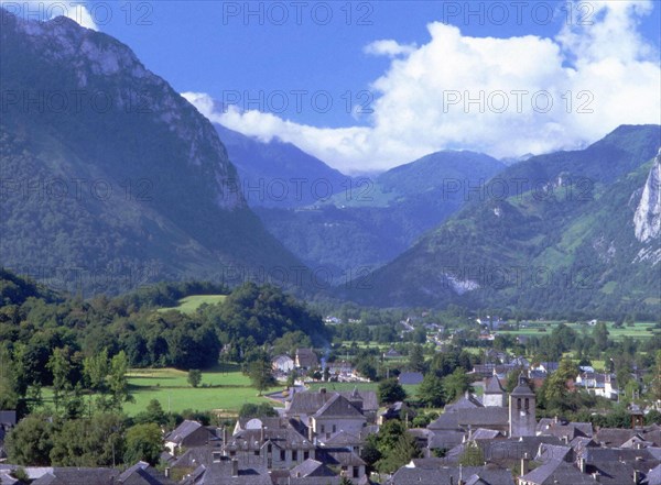 Vue de la route de la table d'orientation à Bedous en direction du défilé