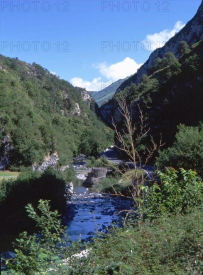 View from L'Estanguet towards the North. In the middle, the Aspe mountain stream