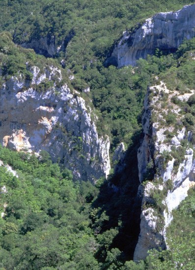 Vue de la D942 en direction des Cabanes