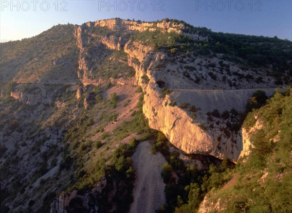 Vue de la D942 aux environs de Castelleras, en direction du nord-est