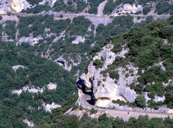 Vue de la D942, entre les Estachons et les Beaucets, en direction des Caranques