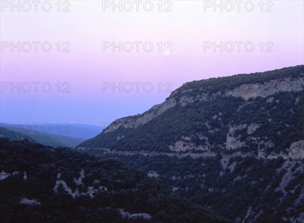 Vue de la D942, au niveau du tunnel aux environs des Estachons, en direction du sud-ouest