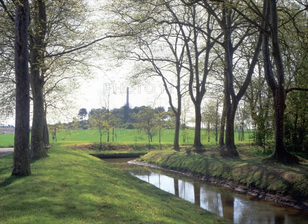 Naurouze, obélisque de Riquet vu depuis la rigole bordant le bassin octogonal