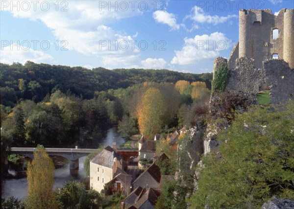 Vue des ruines du château des Evêques en direction de l'aval