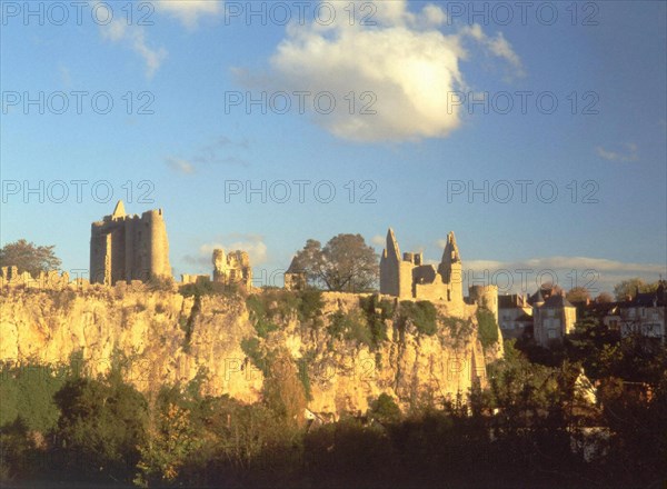 Vue de la D2 en direction des ruines du château des Evêques et de la falaise