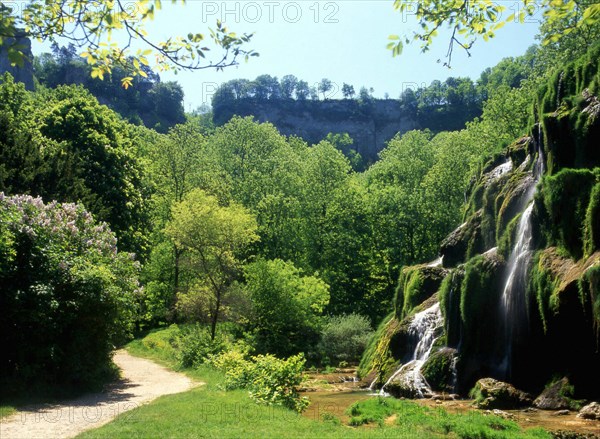 Franche Comté : Baume les Messieurs : Cirque de Baume, cascade