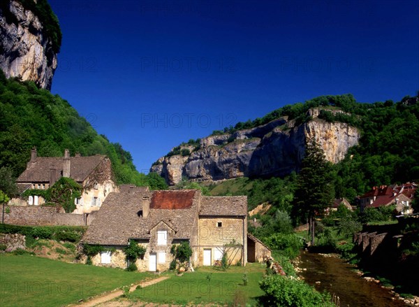 Franche-Comté : Baume les Messieurs : vue de Baume en direction de l'entrée du défilé