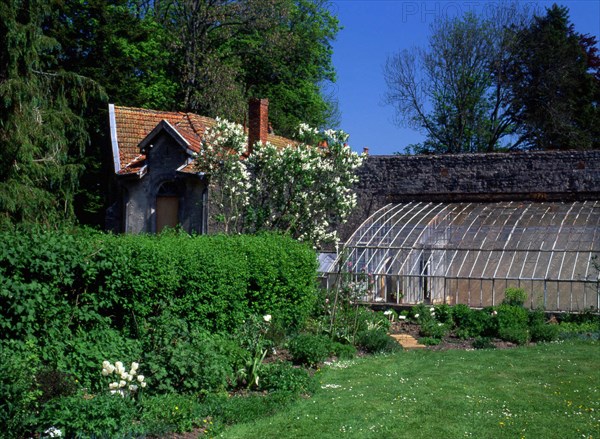 Lorraine : le parc du château de Gerbéviller et ses perspectives sur la vallée de la Mortagne : logis des fermiers et serres