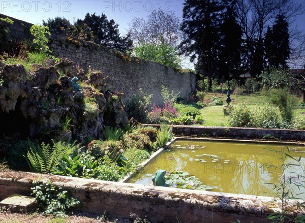 Lorraine : le parc du château de Gerbéviller et ses perspectives sur la vallée de la Mortagne : bassin et grotte artificielle près des serres