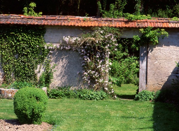 Lorraine : le parc du château de Gerbéviller et ses perspectives sur la vallée de la Mortagne : potager d'ornement