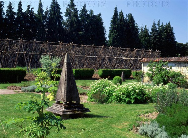 Lorraine : le parc du château de Gerbéviller et ses perspectives sur la vallée de la Mortagne : potager d'ornement