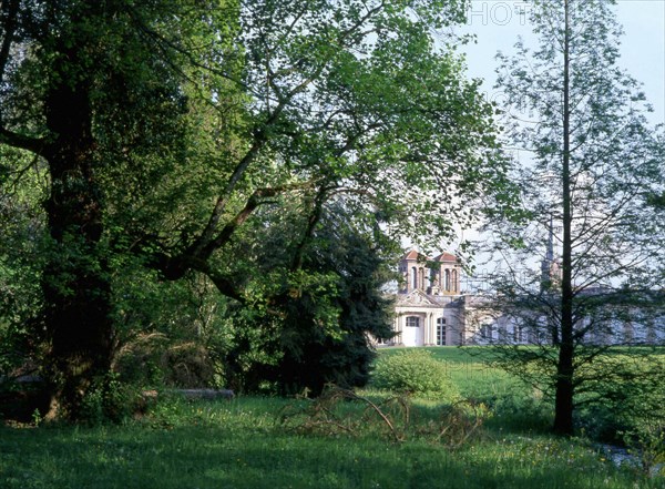 Lorraine : le parc du château de Gerbéviller et ses perspectives sur la vallée de la Mortagne : vue face au Nymphée, de l'autre côté de la Mortagne