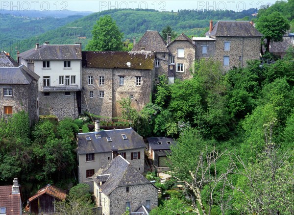 Limousin : les cascades de Gimel : vue du chemin rural de Gimel au Signé en direction du bourg de Gimel