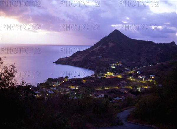 Martinique : pointe du Diamant : morne Jacqueline et petite Anse, vus de la route de Petite Anse à Fonds Fleury