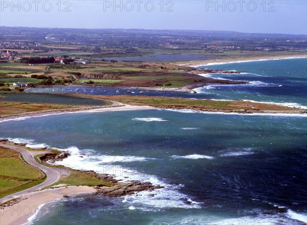 Basse-Normandie : pointe de Barfleur, vue du phare en direction de l'ouest