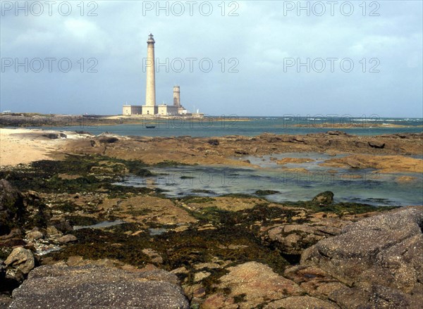 Basse Normandie : pointe de Barfleur, vue du chemin côtier au sud du phare, en direction du nord