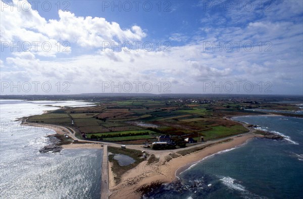 Basse Normandie : pointe de Barflleur, vue du phare de Gatteville en direction du sud-ouest