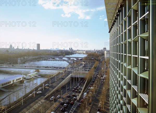 VUE DE L'IMMEUBLE CENTRAL SEINE SUR LE QUAI DE LA RAPEE ET PARIS, FRANCE