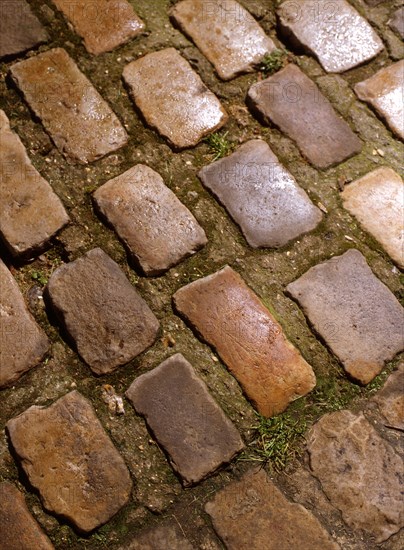 PAVES DE LA COUR, HOTEL PARTICULIER, FAUBOURG-SAINT-HONORE, PARIS