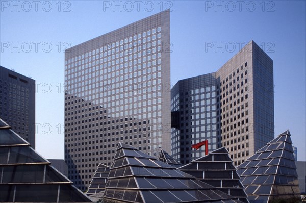 Les Pyramides, La Défense