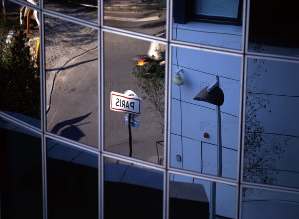 REFLET DE PARIS SUR L'IMMEUBLE LE LEVANT, BOULOGNE, FRANCE