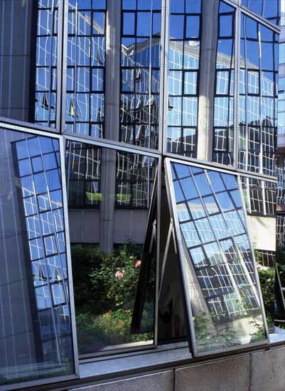 COUR INTERIEURE DE L'IMMEUBLE LE LEVANT, REFLETS SUR LES VITRES, BOULOGNE, FRANCE