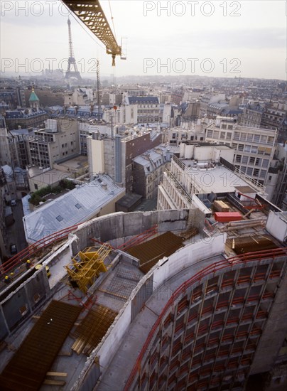 CHANTIER D'IMMEUBLE VU D'UNE GRUE, AVENUE MONTAIGNE, PARIS, FRANCE