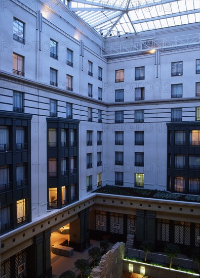 HOTEL RADISSON, COUR INTERIEURE AU CREPUSCULE, BRUXELLES, BELGIQUE