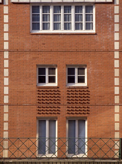 FACADE DE BRIQUE, VILLE NOUVELLE DE SAINT-QUENTIN-EN-YVELINES, FRANCE