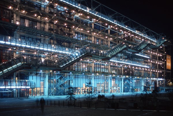 Centre Georges Pompidou, de nuit / Architectes Piano et Rogers / 75 Paris /  Région Ile-de-France / France