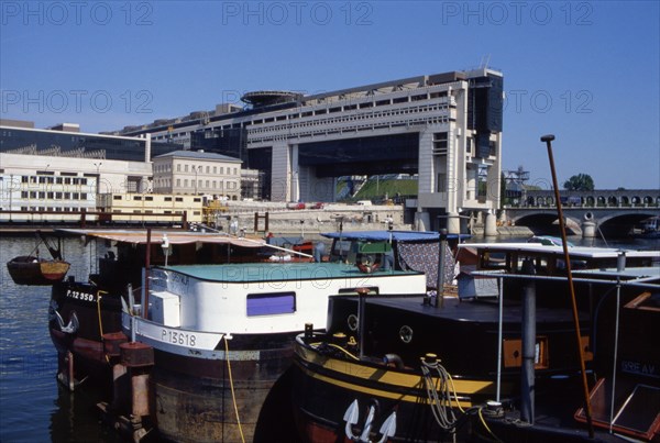 Ministère des Finances vu du Quai d'Austerlitz / 75 Paris / Région Ile-de-France / France