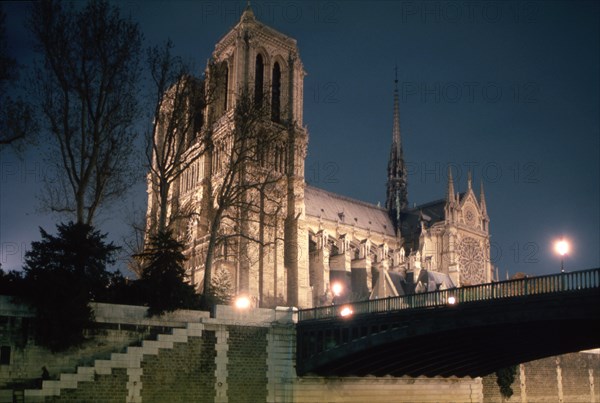 Eglise Notre-Dame, de nuit, vue du Port de l'Hôtel de Ville / 75 Paris / Région Ile-de-France / France