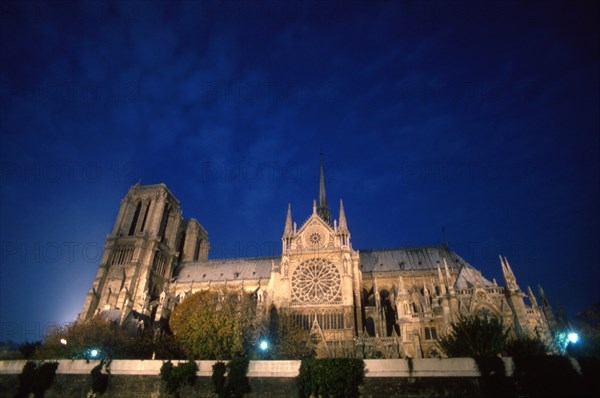 Eglise Notre-Dame, de nuit, vue du Port de l'Hôtel de Ville / 75 Paris / Région Ile-de-France / France