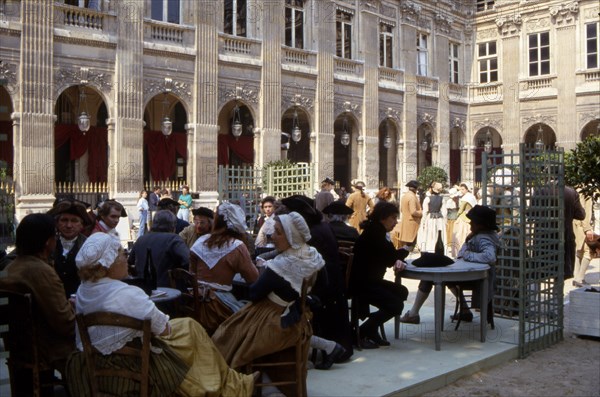 Personnages costumés pour les cérémonies du bicentenaire de la Révolution française, Jardins du Palias-Royal / 75 Paris / Région Ile-de-France / France